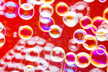 Soyut sabun köpüğü arka plan. Tasarımcılar için eleman. Köpük kırmızı kabarcık doku. Renkli kabarcıklar havada yüzer