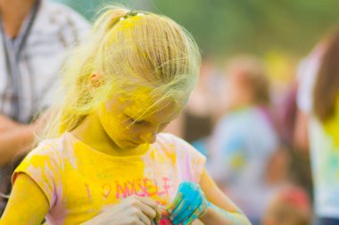 Dnipro, Ukrayna - 29 Haziran 2019: Renkler Festivali. İnsanlar renkli tozla kaplı. Renkli holi festivali. Renkli Holi Festivali sırasında dans Celebrants