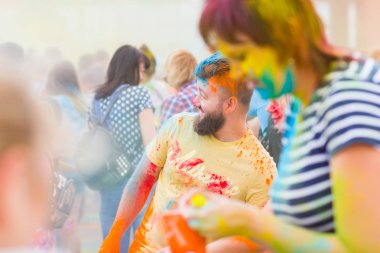 Dnipro, Ukrayna - 29 Haziran 2019: Renkler Festivali. İnsanlar renkli tozla kaplı. Renkli holi festivali. Renkli Holi Festivali sırasında dans Celebrants