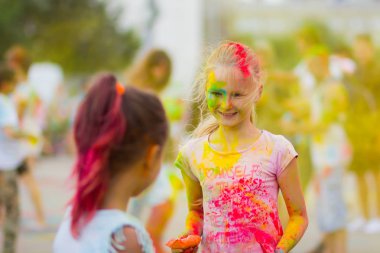 Dnipro, Ukrayna - 29 Haziran 2019: Renkler Festivali. İnsanlar renkli tozla kaplı. Renkli holi festivali. Renkli Holi Festivali sırasında dans Celebrants
