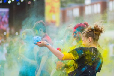 Dnipro, Ukrayna - 29 Haziran 2019: Renkler Festivali. İnsanlar renkli tozla kaplı. Renkli holi festivali. Renkli Holi Festivali sırasında dans Celebrants