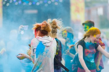 Dnipro, Ukrayna - 29 Haziran 2019: Renkler Festivali. İnsanlar renkli tozla kaplı. Renkli holi festivali. Renkli Holi Festivali sırasında dans Celebrants