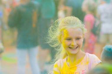 Dnipro, Ukrayna - 29 Haziran 2019: Renkler Festivali. İnsanlar renkli tozla kaplı. Renkli holi festivali. Renkli Holi Festivali sırasında dans Celebrants