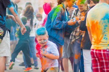 Dnipro, Ukrayna - 29 Haziran 2019: Renkler Festivali. İnsanlar renkli tozla kaplı. Renkli holi festivali. Renkli Holi Festivali sırasında dans Celebrants