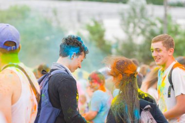 Dnipro, Ukrayna - 29 Haziran 2019: Renkler Festivali. İnsanlar renkli tozla kaplı. Renkli holi festivali. Renkli Holi Festivali sırasında dans Celebrants
