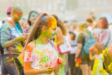 Dnipro, Ukrayna - 29 Haziran 2019: Renkler Festivali. İnsanlar renkli tozla kaplı. Renkli holi festivali. Renkli Holi Festivali sırasında dans Celebrants