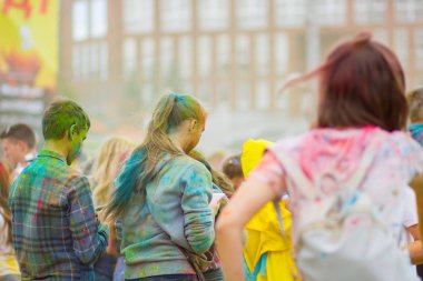 Dnipro, Ukrayna - 29 Haziran 2019: Renkler Festivali. İnsanlar renkli tozla kaplı. Renkli holi festivali. Renkli Holi Festivali sırasında dans Celebrants