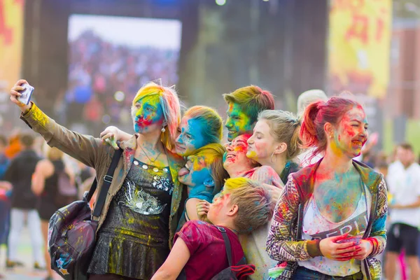 우크라이나 2019 색상의 사람들은 색깔의 분말로 축제입니다 페스티벌 춤추는 — 스톡 사진
