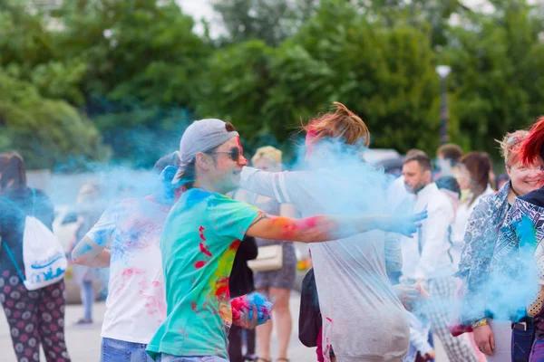 Dnipro, Ukrayna - 29 Haziran 2019: Renkler Festivali. İnsanlar renkli tozla kaplı. Renkli holi festivali. Renkli Holi Festivali sırasında dans Celebrants