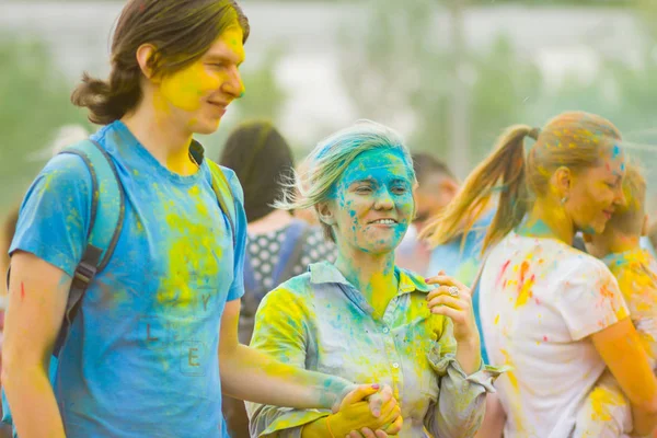 Dnipro, Ukrayna - 29 Haziran 2019: Renkler Festivali. İnsanlar renkli tozla kaplı. Renkli holi festivali. Renkli Holi Festivali sırasında dans Celebrants
