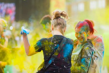 Dnipro, Ukrayna - 29 Haziran 2019: Renkler Festivali. İnsanlar renkli tozla kaplı. Renkli holi festivali. Renkli Holi Festivali sırasında dans Celebrants