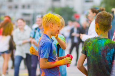 Dnipro, Ukrayna - 29 Haziran 2019: Renkler Festivali. İnsanlar renkli tozla kaplı. Renkli holi festivali. Renkli Holi Festivali sırasında dans Celebrants