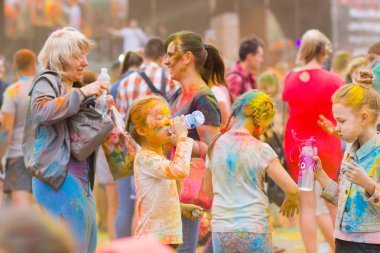 Dnipro, Ukrayna - 29 Haziran 2019: Renkler Festivali. İnsanlar renkli tozla kaplı. Renkli holi festivali. Renkli Holi Festivali sırasında dans Celebrants