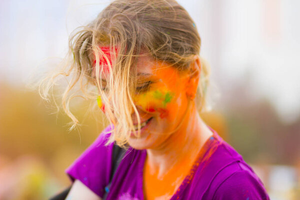 ДНИПРО, УКРАИНА - 29 июня 2019 года: Фестиваль красок. Люди, покрытые порошком. Цветной фестиваль Холи. Праздники танцев во время цветного фестиваля Холи

