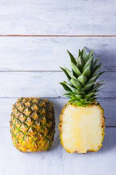 Ananas Een Grijze Achtergrond Verse Ananas Een Achtergrond Van Planken — Stockfoto