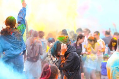 Dnipro, Ukrayna - 29 Haziran 2019: Renkler Festivali. İnsanlar renkli tozla kaplı. Renkli holi festivali. Renkli Holi Festivali sırasında dans Celebrants