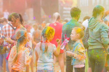 Dnipro, Ukrayna - 29 Haziran 2019: Renkler Festivali. İnsanlar renkli tozla kaplı. Renkli holi festivali. Renkli Holi Festivali sırasında dans Celebrants