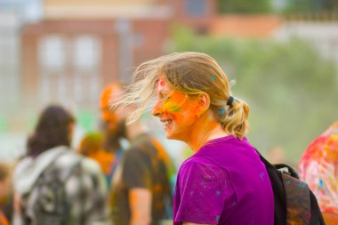 Dnipro, Ukrayna - 29 Haziran 2019: Renkler Festivali. İnsanlar renkli tozla kaplı. Renkli holi festivali. Renkli Holi Festivali sırasında dans Celebrants