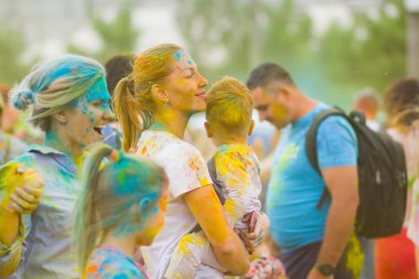 Dnipro, Ukrayna - 29 Haziran 2019: Renkler Festivali. İnsanlar renkli tozla kaplı. Renkli holi festivali. Renkli Holi Festivali sırasında dans Celebrants