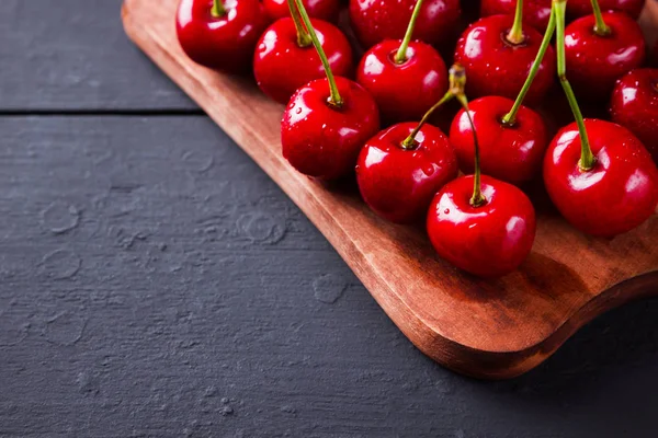 Kirschen Auf Dunklem Hintergrund Rote Kirschen Auf Einem Holzbrett Beeren — Stockfoto