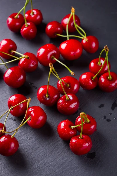 Cerises Sur Une Planche Ardoise Cerises Douces Sur Fond Sombre — Photo