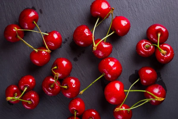 Kirschen Auf Einer Schiefertafel Süßkirschen Auf Dunklem Hintergrund Rote Beeren — Stockfoto