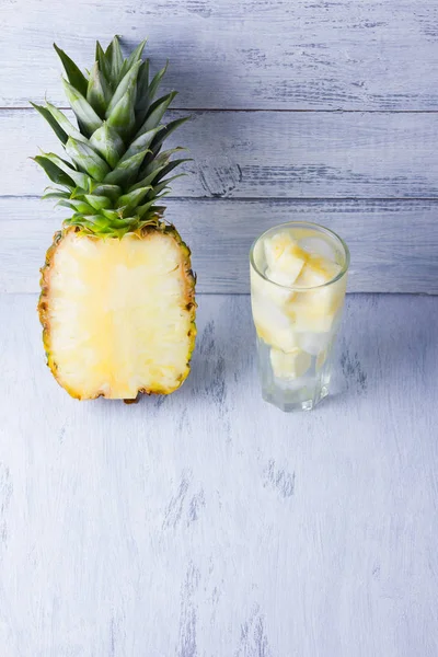 Drink Met Ananas Schijfjes Ijs Ananas Detox Water Een Witte — Stockfoto