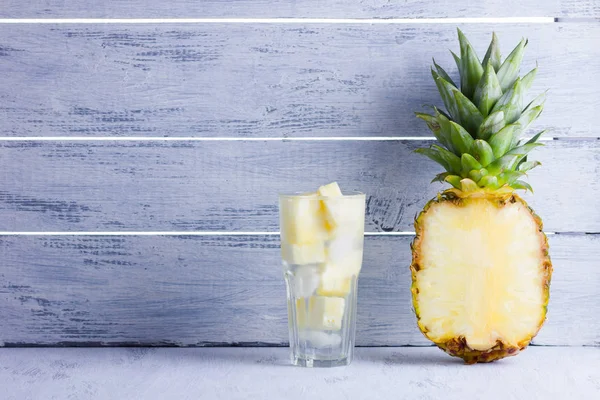 Drink Met Ananas Schijfjes Ijs Ananas Detox Water Een Witte — Stockfoto