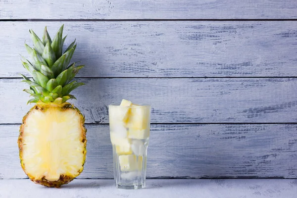 Drink Met Ananas Schijfjes Ijs Ananas Detox Water Een Witte — Stockfoto