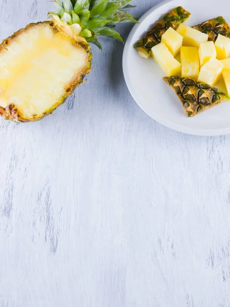Ananasscheiben Auf Grauem Hintergrund Ananasscheiben Auf Einem Weißen Teller Tropische — Stockfoto