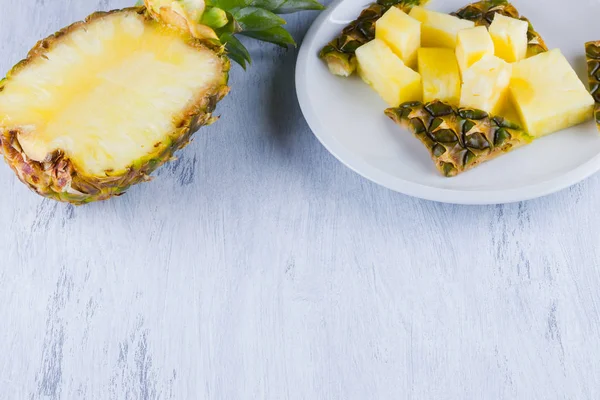 Ananas Plakjes Een Grijze Achtergrond Gesneden Ananas Een Witte Plaat — Stockfoto