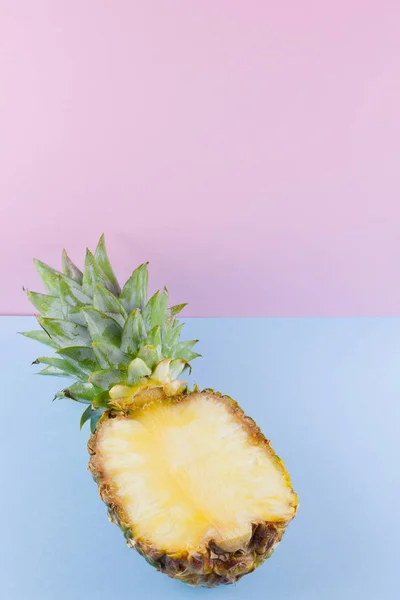 Ananas Een Roze Blauwe Achtergrond Helft Van Ananas Een Pastel — Stockfoto