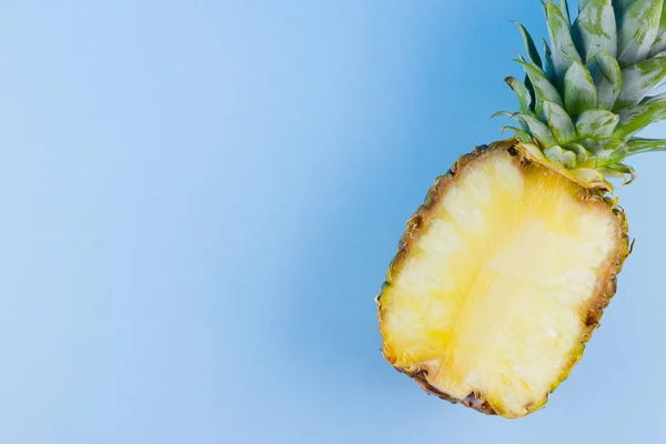 Ananas Een Blauwe Achtergrond Helft Van Ananas Een Pastel Achtergrond — Stockfoto