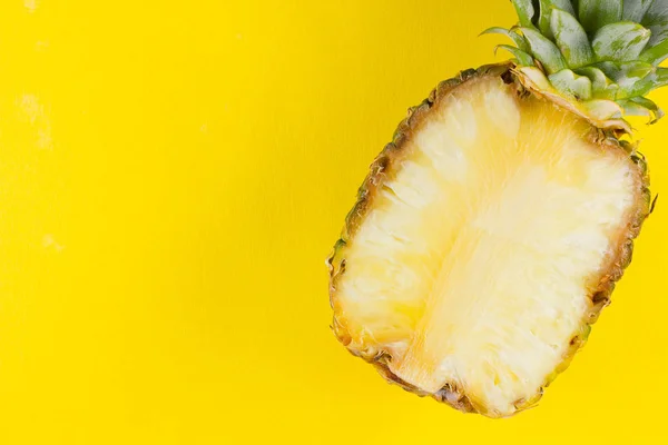 Ananas Een Gele Achtergrond Helft Van Ananas Een Pastel Achtergrond — Stockfoto