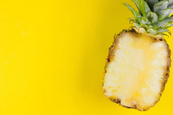 Ananas Een Gele Achtergrond Helft Van Ananas Een Pastel Achtergrond — Stockfoto