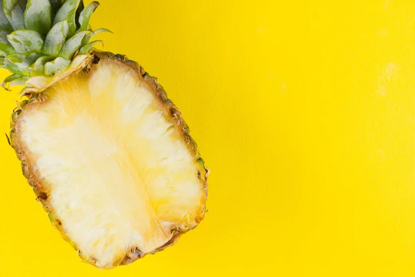 Ananas Een Gele Achtergrond Helft Van Ananas Een Pastel Achtergrond — Stockfoto