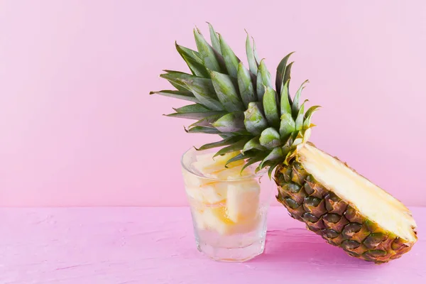 Ananas Geïnfundeerd Water Een Roze Achtergrond Helft Van Ananas Een — Stockfoto