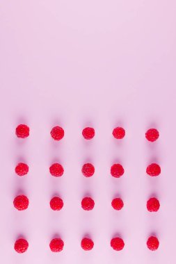 Pembe arka planda ahududu deseni. Renkli diyet ve sağlıklı gıda kavramı. Ahududu arka plan. Üst te. Düz yatıyordu. Kopyalama alanı