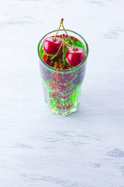 Вишневий Коктейль Червоні Вишні Склянці Білому Тлі Зелений Газований Напій — стокове фото