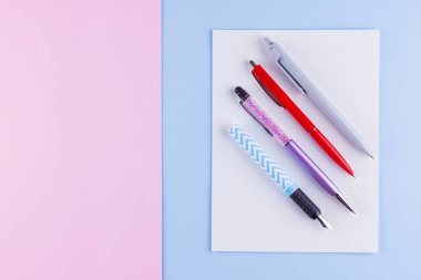 Okul pop art konseptine geri dönelim. Pembe mavi arka plan üzerinde okul kırtasiye. Pastel arka plan üzerinde çok renkli kalemler. Düz yatıyordu. Kopyalama alanı