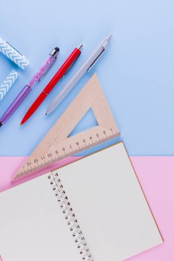 Okul pop art konseptine geri dönelim. Okul kırtasiye ve pembe mavi arka plan üzerinde deniz kabuğu. Pastel arka plan üzerine kalemler, kalem ve gon. Üst te. Kopyalama alanı