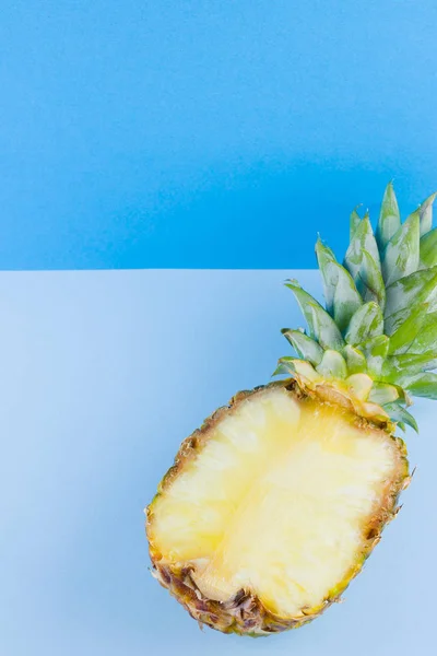 Ananas Een Blauwe Achtergrond Helft Van Ananas Een Pastel Achtergrond — Stockfoto