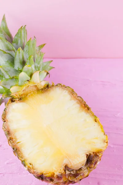 Ananas Een Roze Achtergrond Helft Van Ananas Een Pastel Achtergrond — Stockfoto