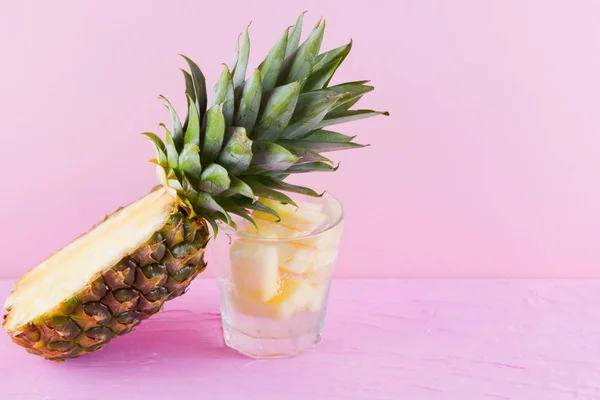 Ananas Geïnfundeerd Water Een Roze Achtergrond Helft Van Ananas Een — Stockfoto