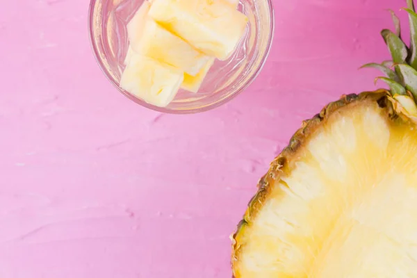 Ananas Geïnfundeerd Water Een Roze Achtergrond Helft Van Ananas Een — Stockfoto