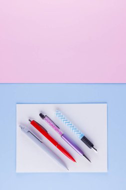 Okul pop art konseptine geri dönelim. Pembe mavi arka plan üzerinde okul kırtasiye. Pastel arka plan üzerinde çok renkli kalemler. Düz yatıyordu. Kopyalama alanı