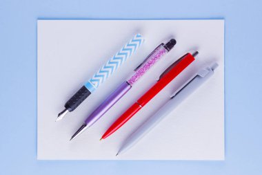 Okul pop art konseptine geri dönelim. Pembe mavi arka plan üzerinde okul kırtasiye. Pastel arka plan üzerinde çok renkli kalemler. Düz yatıyordu. Kopyalama alanı