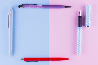 Okul pop art konseptine geri dönelim. Pembe mavi arka plan üzerinde okul kırtasiye. Pastel arka plan üzerinde çok renkli kalemler. Düz yatıyordu. Kopyalama alanı