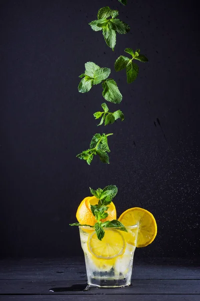 Limonade Met Vliegende Munt Citroen Zomer Verfrissend Drankje Met Citroen — Stockfoto