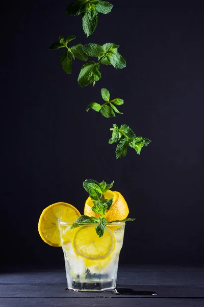 Limonade Met Vliegende Munt Citroen Zomer Verfrissend Drankje Met Citroen — Stockfoto